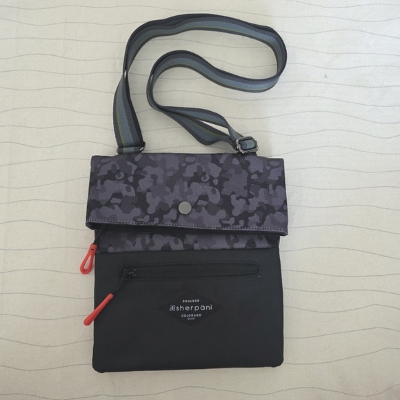 Sherpani Womens Essentials Sadie Lightweight Fold Over Crossbody Bag Black Gray - Picture 1 of 7